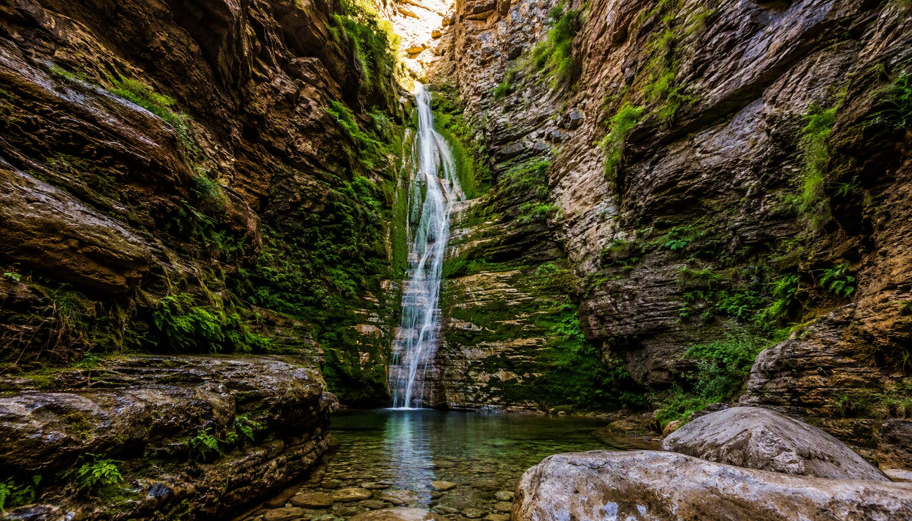 Waterfall inside Almas Canyon