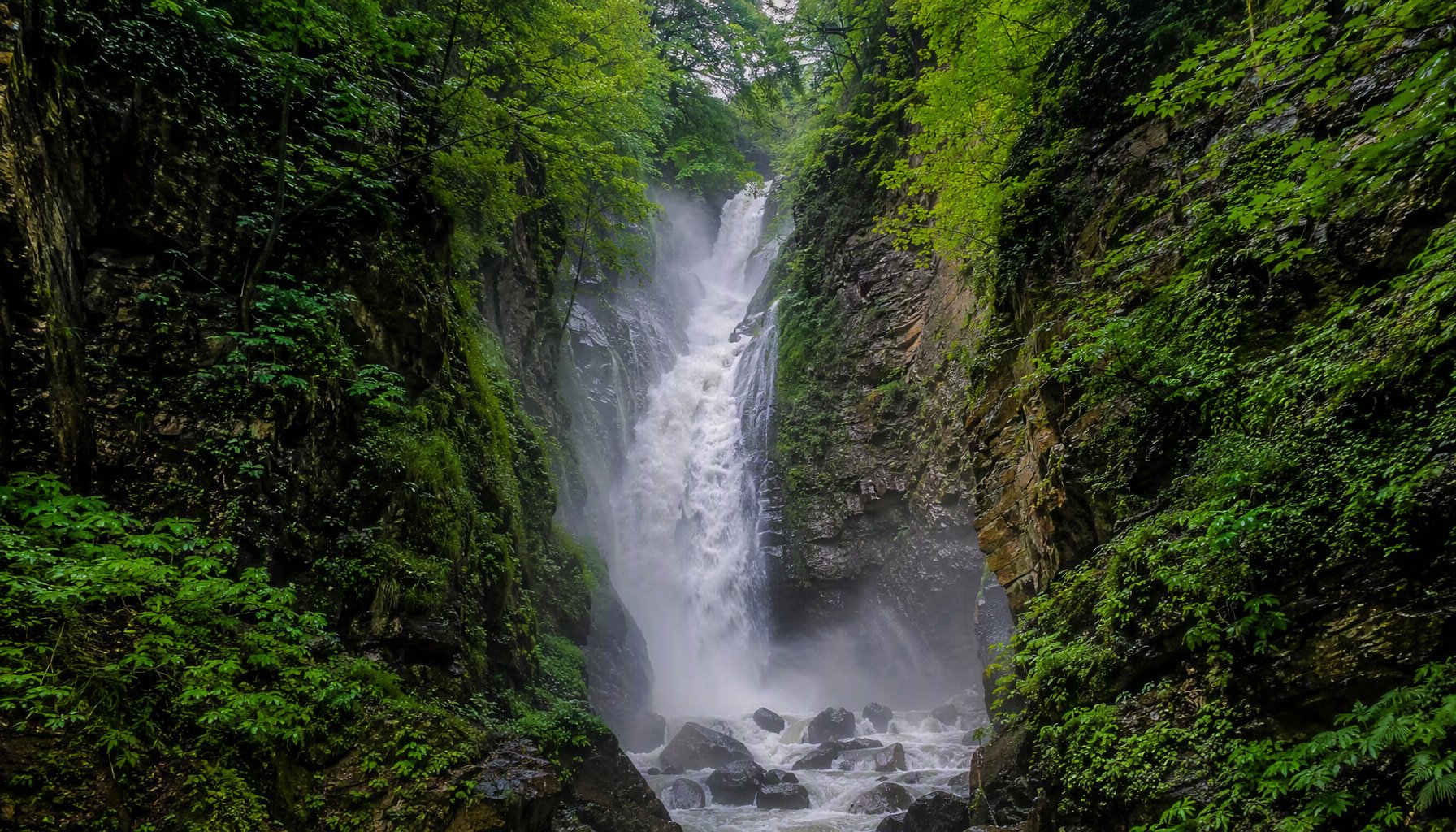 Laku Falls in its gorge setting