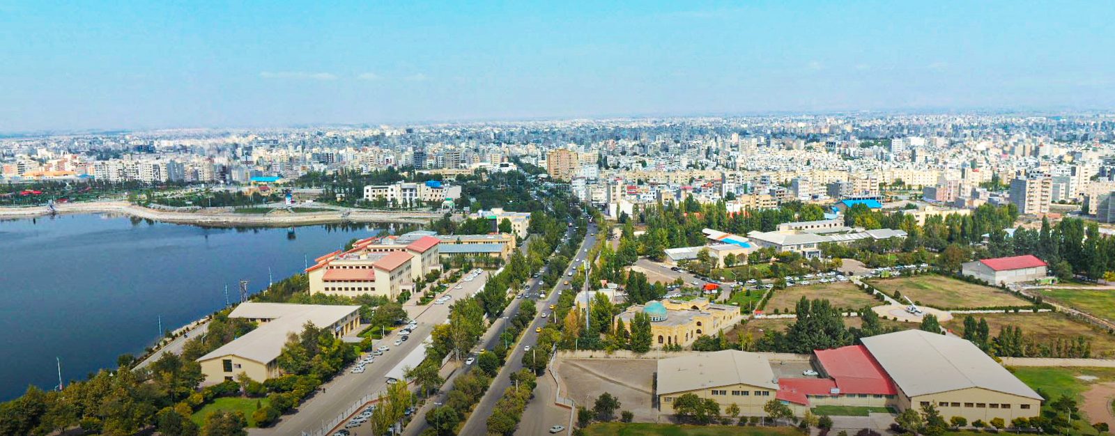 أفق مدينة أردبيل مع الجبال في الخلفية