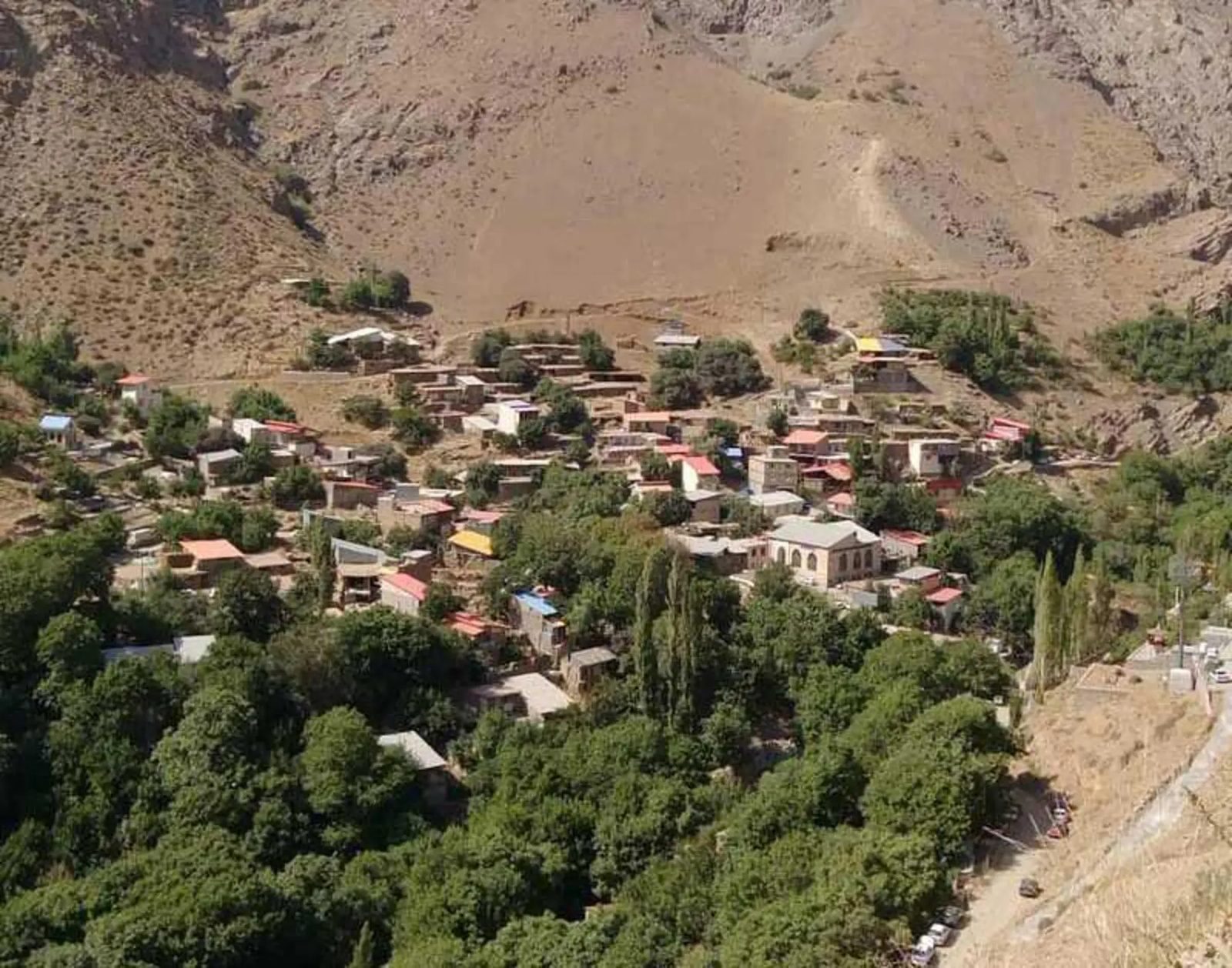 بيوت قرية آتشگاه مصطفة على المنحدر حتى خط الأشجار