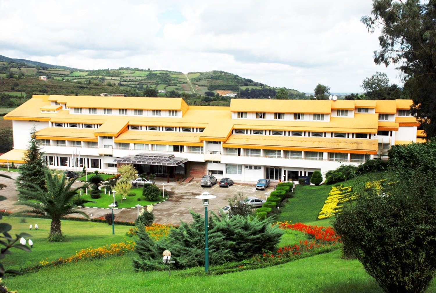 Salar Dareh Hotel in Sari, a comfortable property with green gardens and mountain views