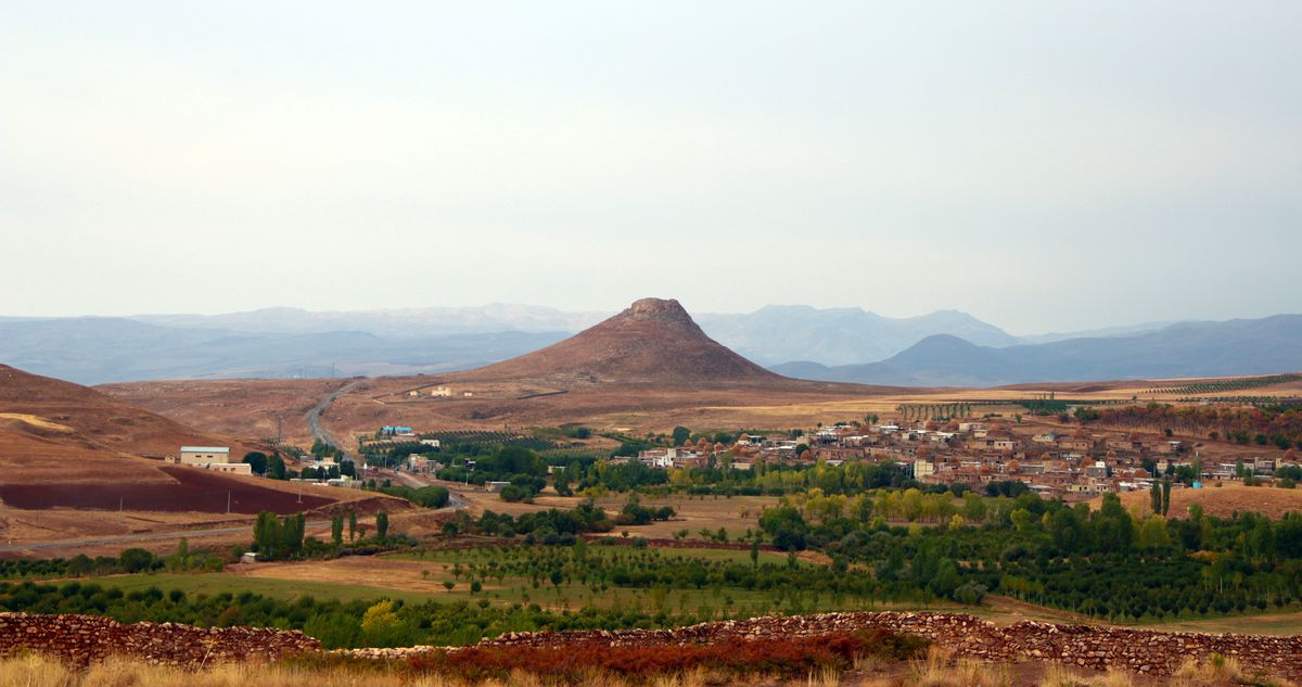 Interior view of the crater at the top of Zendan-e Berenje