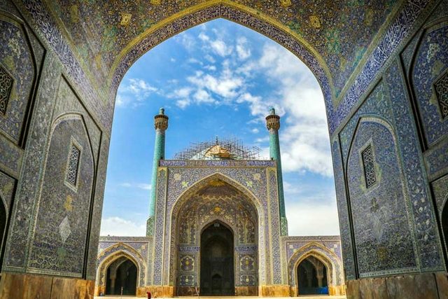 سيارة تاكسي مهیار تنتظر خارج مطار أصفهان الدولي