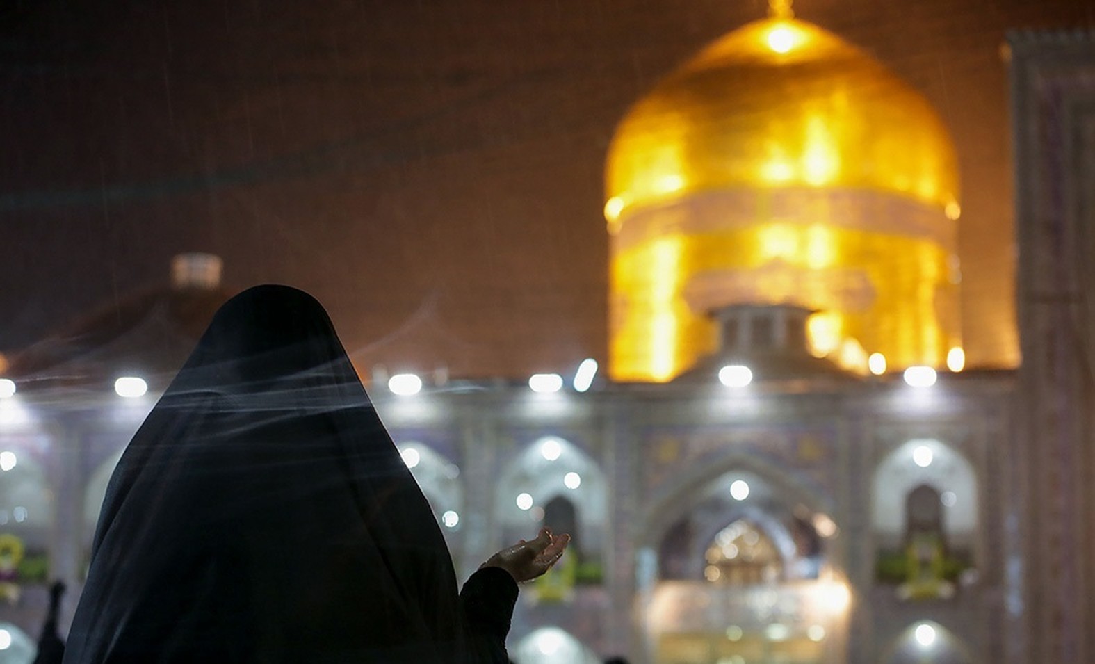 يوم ماطر في فناء حرم الإمام الرضا في مشهد