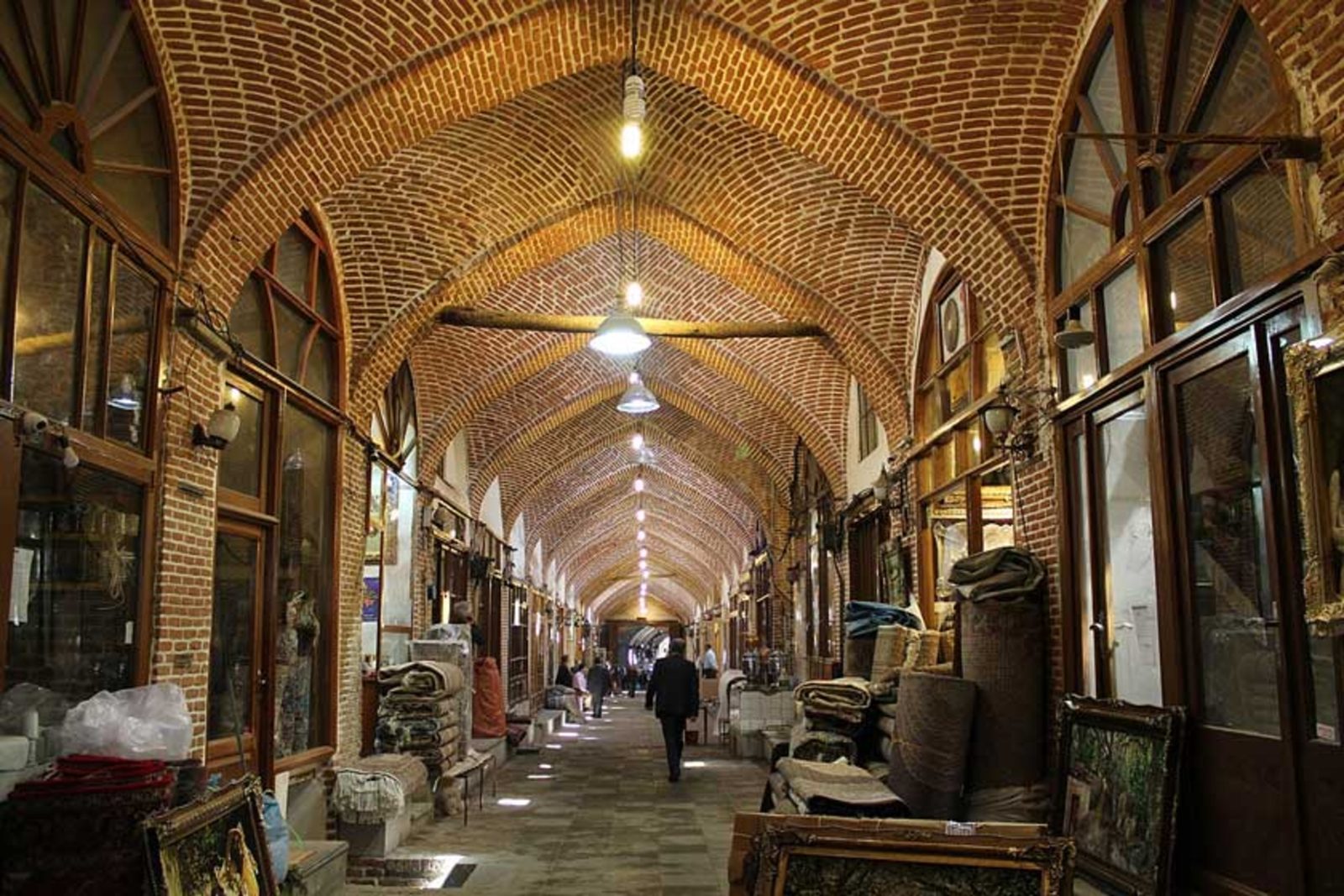 المسجد الأزرق في تبريز بقاشانيه الفيروزي وتصميمه الداخلي المقبب