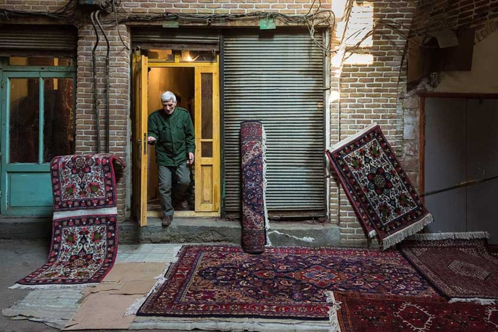 مشهد شارع في تبريز مع مدخل المترو والحافلات المحلية