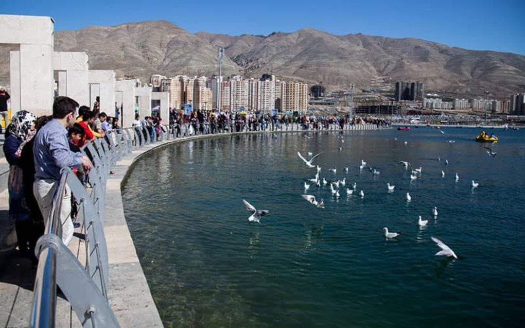 سيارة أجرة تنتظر خارج صالة القدوم في مطار الإمام الخميني الدولي قرب طهران