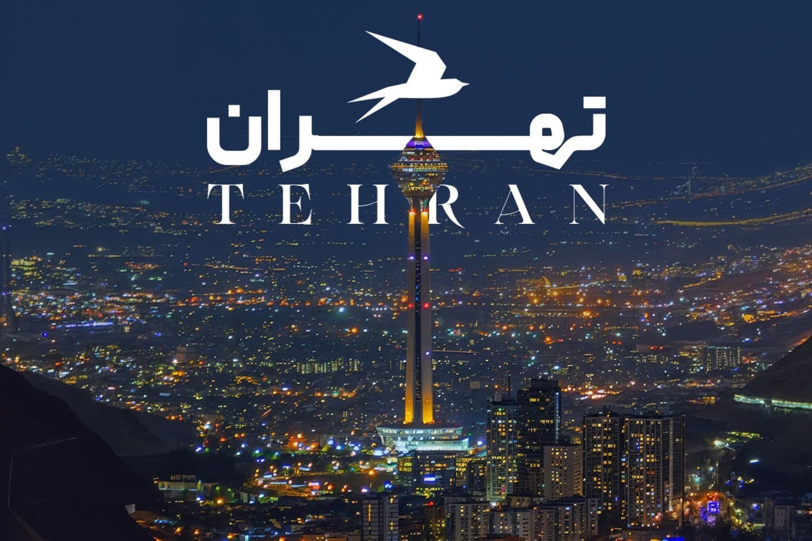 مسافرون بملابس صيفية خفيفة وأوشحة عند مدخل مسجد تاريخي مزيّن بالبلاط في أصفهان