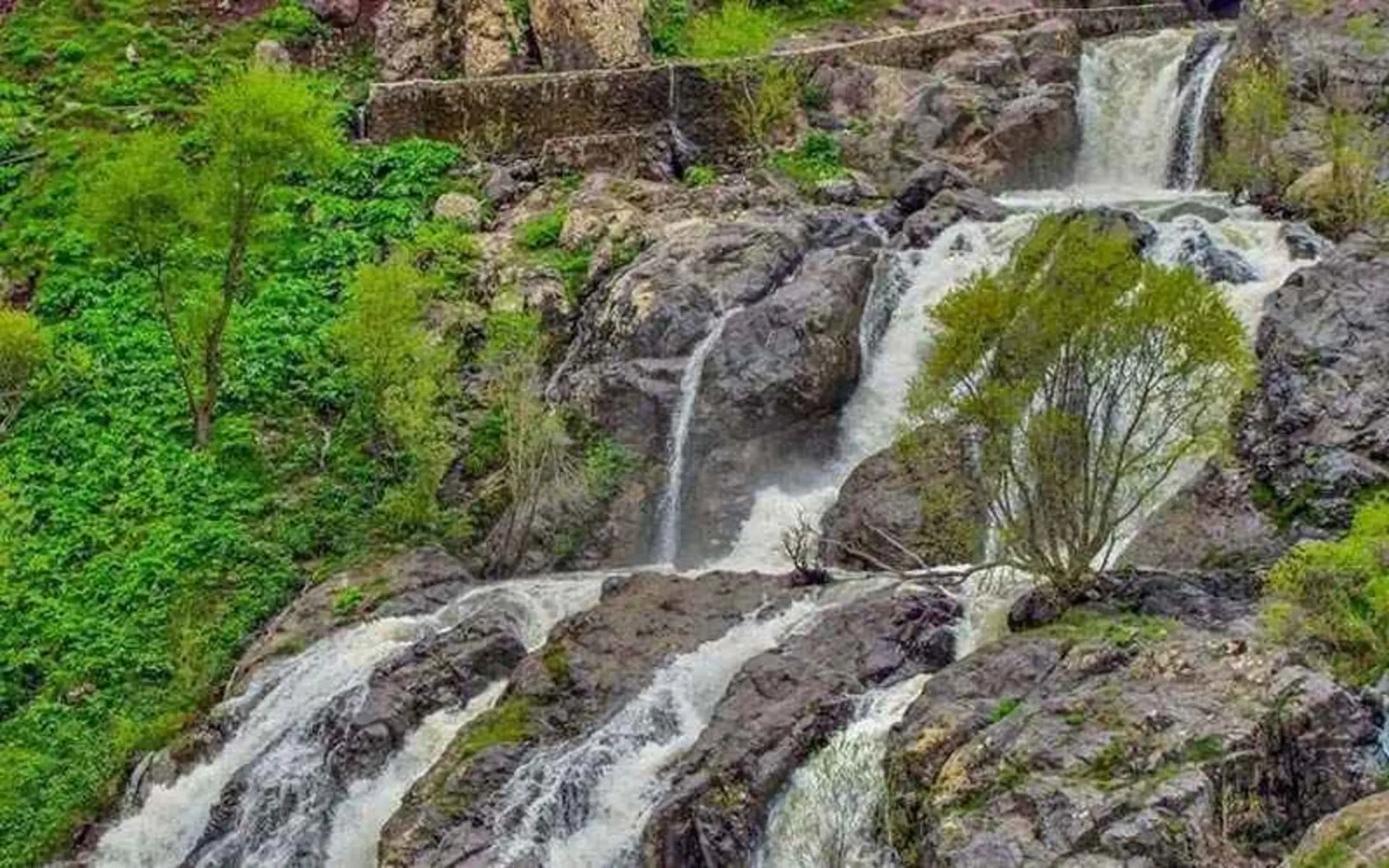 Cave-like grotto behind Ej Waterfall