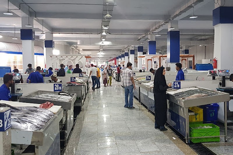 أكواض التوابل بألوان زاهية وروائح عطرية في السوق التقليدي