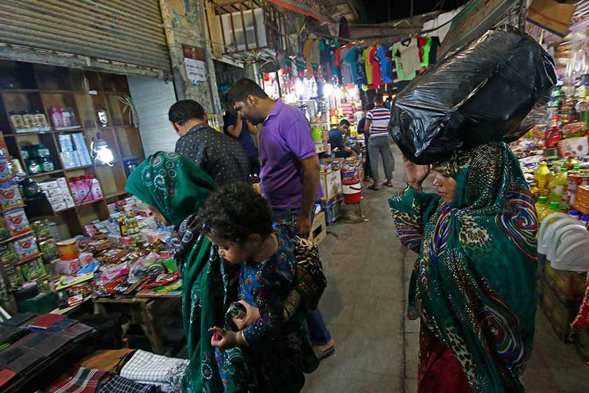 حرف يدوية تقليدية ومنتجات محلية في سوق بندر عباس