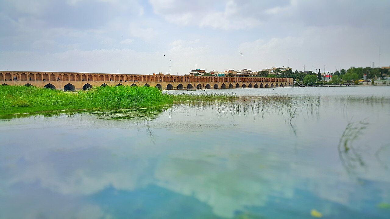 Autumn colours along the Zayandeh Rud with Si-o-se-pol Bridge