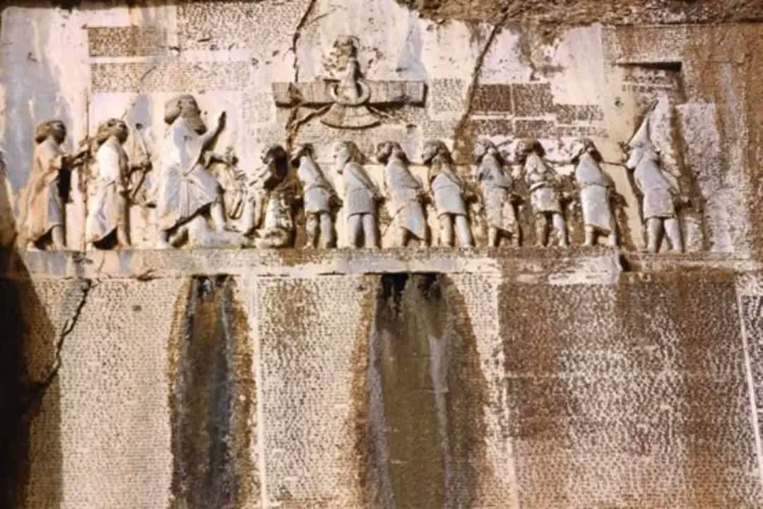 منظر موقع نقش بيستون من الأسفل