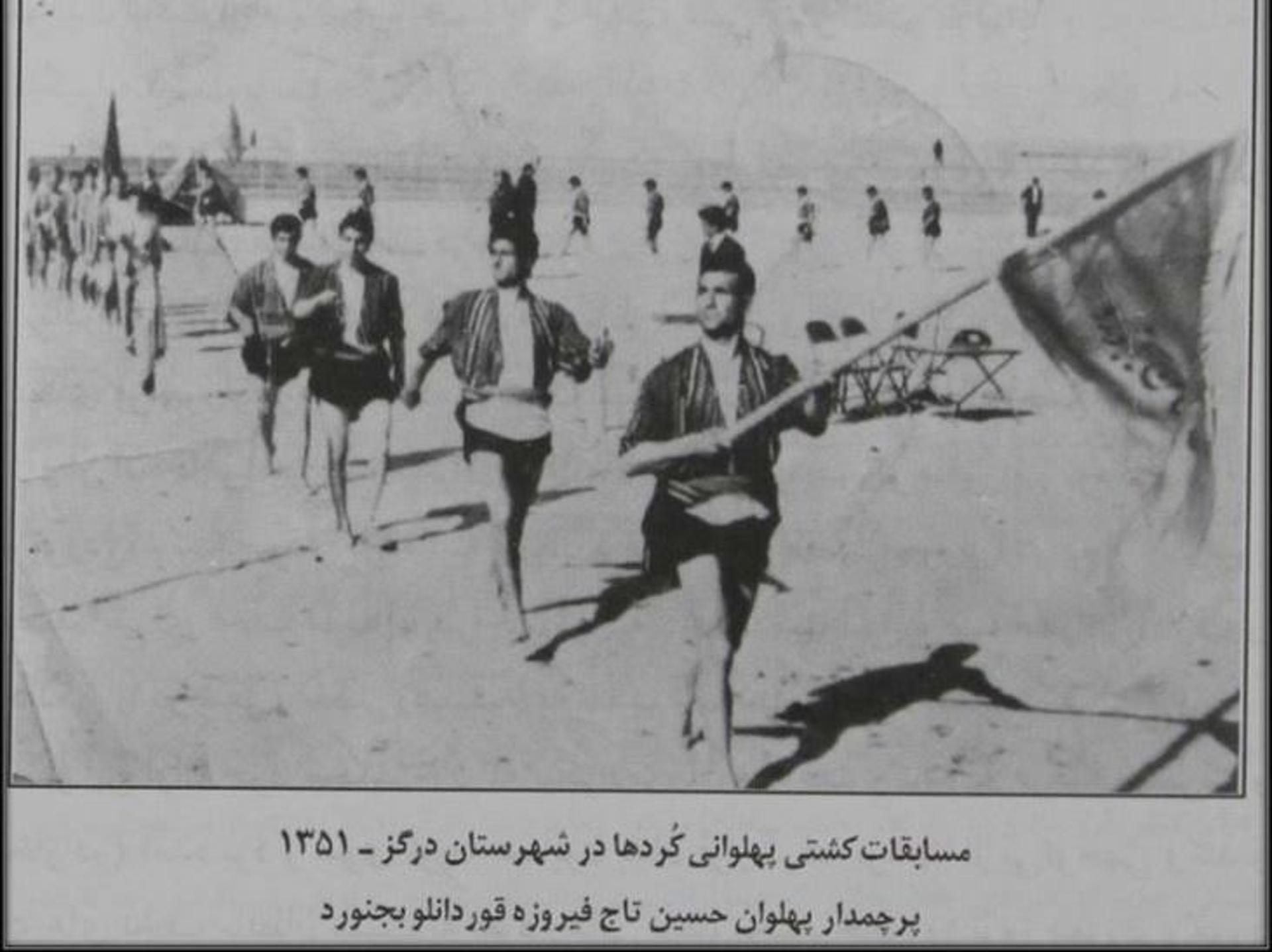 مصارعو چوخه يستعدون لمباراة بالزي التقليدي