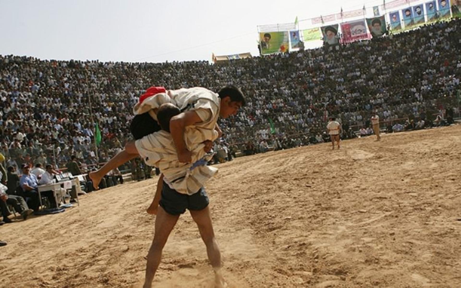 بطل مصارع يحتفل به الحشد بعد النصر