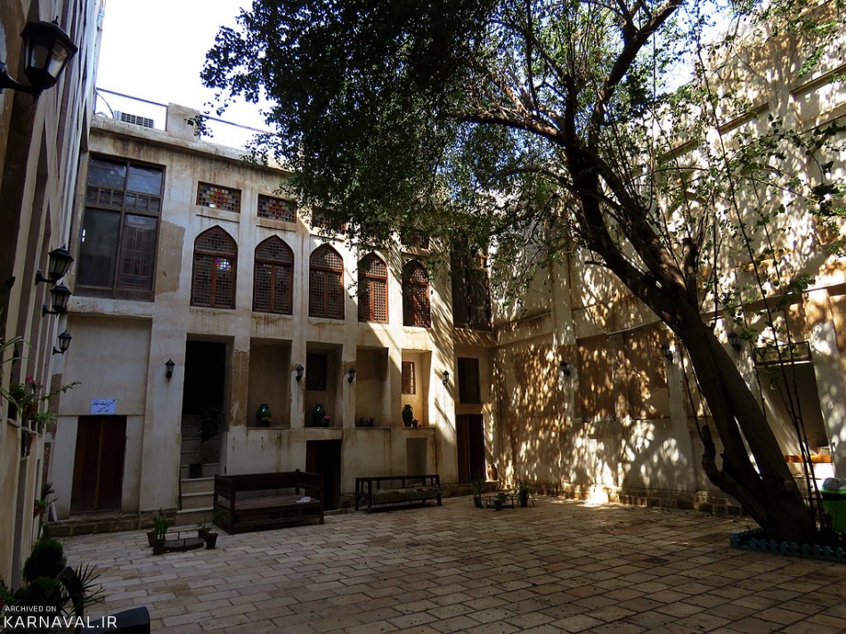 مشغيات جصية ونوافذ مقوسة داخل العمارة