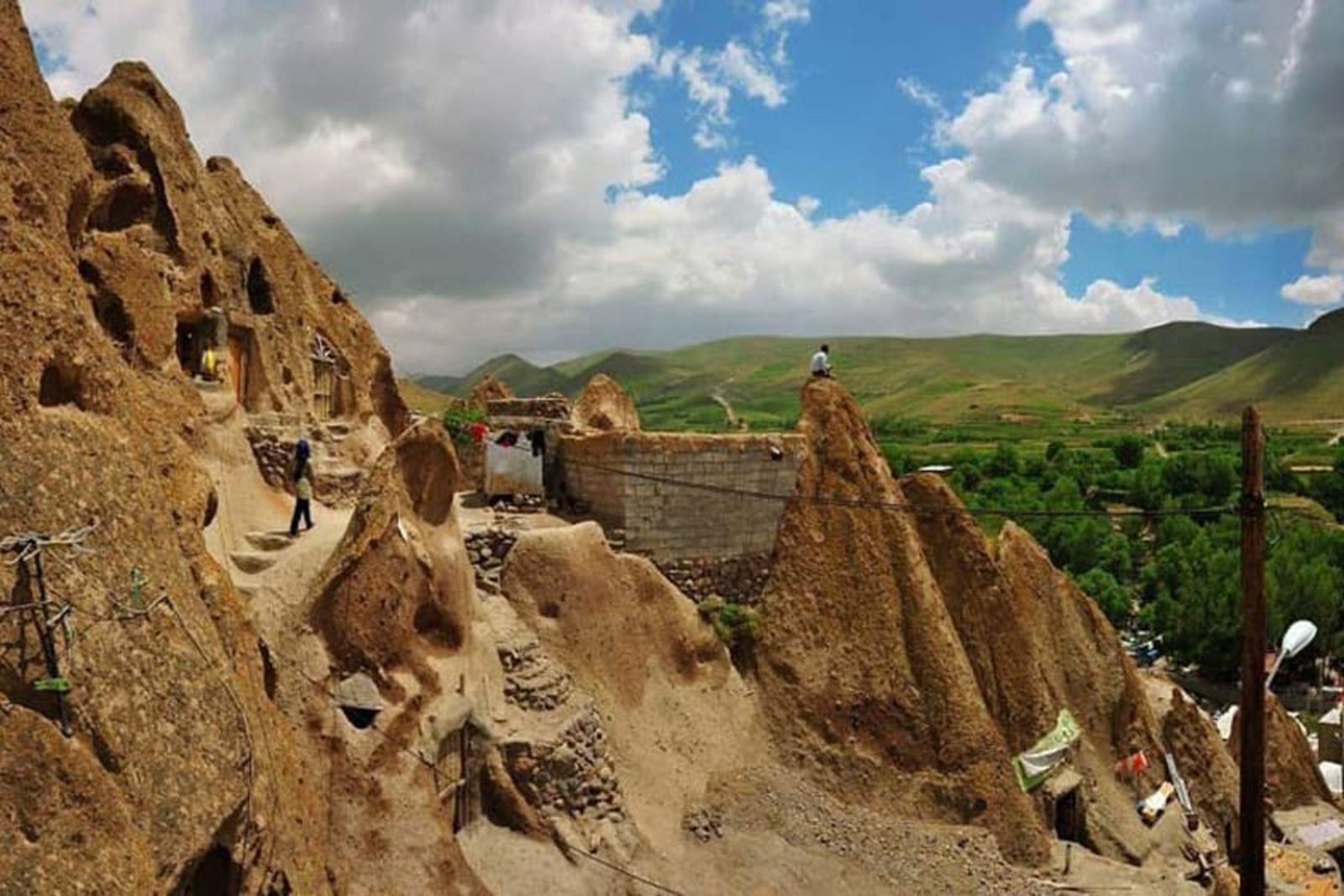 A rock-cut suite inside the Laleh Kandovan Rock Hotel, with stone walls and modern furnishings