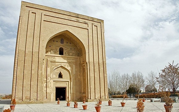 Ruins of the ancient city wall of Tabran stretching across the plain